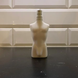 Jean Paul Gaultier Fleur Du mâle - Säljer en Jean Paul Gaultier le male limited edition har tyvär ingen box för slängde den när jag köpte parfymen den är ca 80% full. Skriv gärna vid frågor och våga diskutera priset😊 MVH: ScentAndStyle 