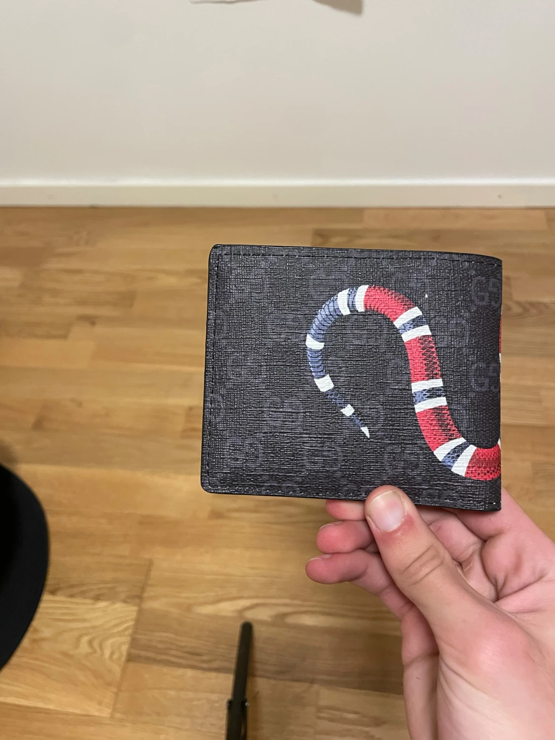 Svart plånbok med röd orm  - 1