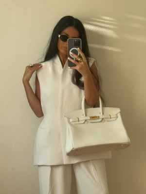 Vit Stor Väska med Lås Populär Ombloggad - Vit Väska i fuskskinn med lås. I perfekt skick