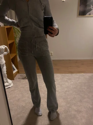 Juicy Couture ljusgrå - Gråa Juicy Couture byxor med fickor bak. Går att köpa koftan till, skriv>>