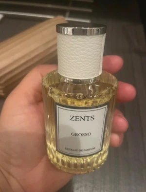 Zents Grosso Extrait de Parfum 50ml - Ny, Zents Grosso 50ml (extrait de parfum)  Inspirerad av GIARDINI DI TOSCANA BIANCO LATTE  Luktar som Essence Carashmellow  Noter Toppnot: Karamell Hjärtnoter: Kumarin, Honung Basnoter: Vanilj, Vit mysk