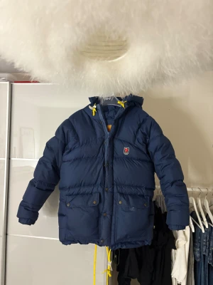 Mörkblå fjällräven jacka  - Snygg jacka från Fjällräven i storlek xxs, har en defekt vid vänstra fickan - se bild 4 ⭐️ tveka inte att höra av vid frågor eller intresse