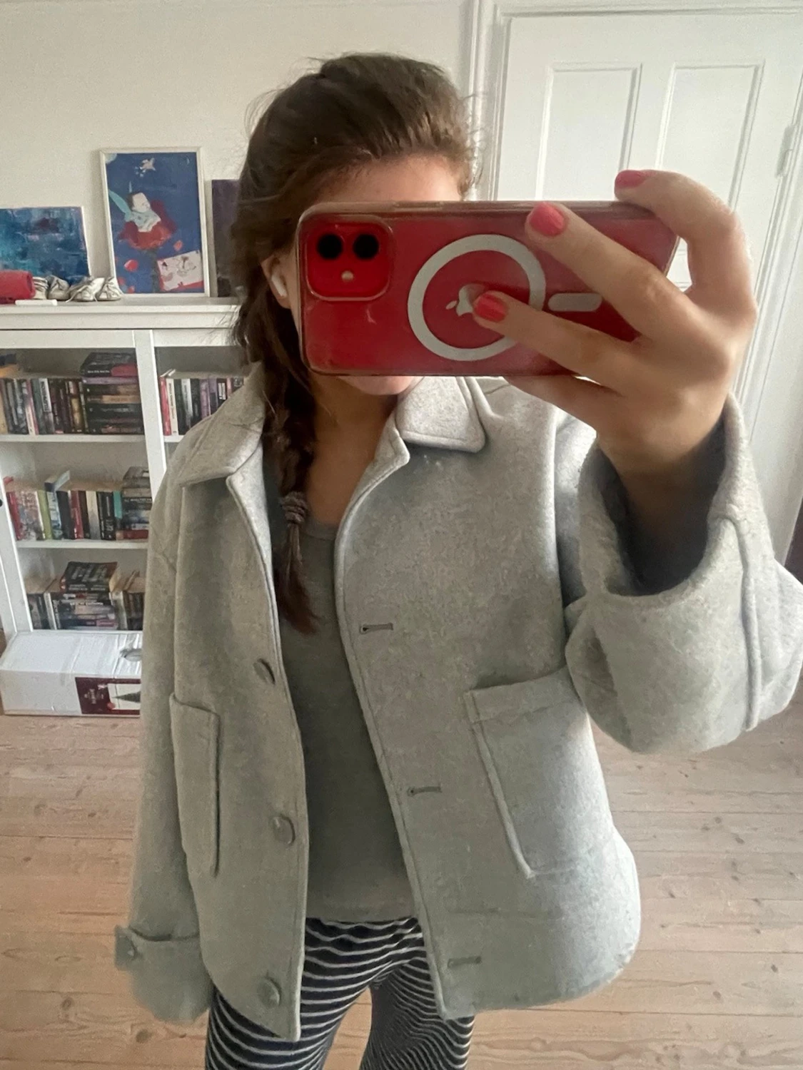 Ljusgrå ulljacka med stora fickor