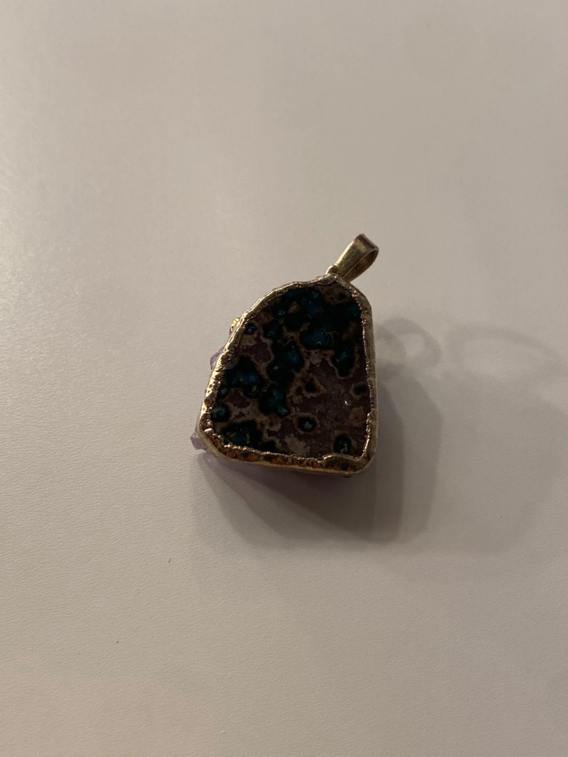 Lila kristallhänge med guldkant - 1