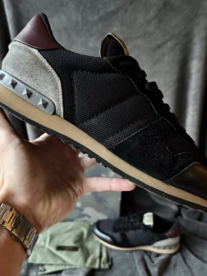 Valentino rockrunner skor - Valentino rockrunner skor | originalstorlek: 43, fråga om innermått vid osäkerhet | ingår: först till kvarn när det kommer till tillbehör. Finns ett begränsat antal. Box eller dustbag kan väljas som i sin tur kan kombineras med äkthetskort förutsatt att det finns i lager.