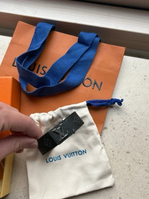 Svart armband  - Fint svart lv armband, kommer med påse