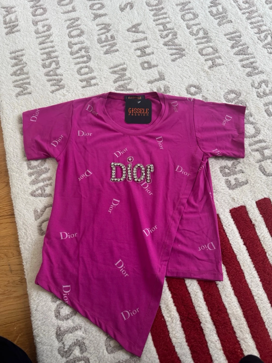 Rosa t-shirt med strass från Gisele Fashion