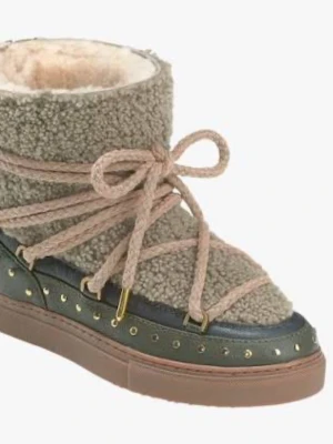 Inuikii skor - Säljer ett par gröna, rosa boots från Inuikii. Skorna har en mysig teddy-yttersida. De är använda med men fortfarande väldigt fina, de är lite slitna längst fram på tån men fortfarande väldigt fina❤️