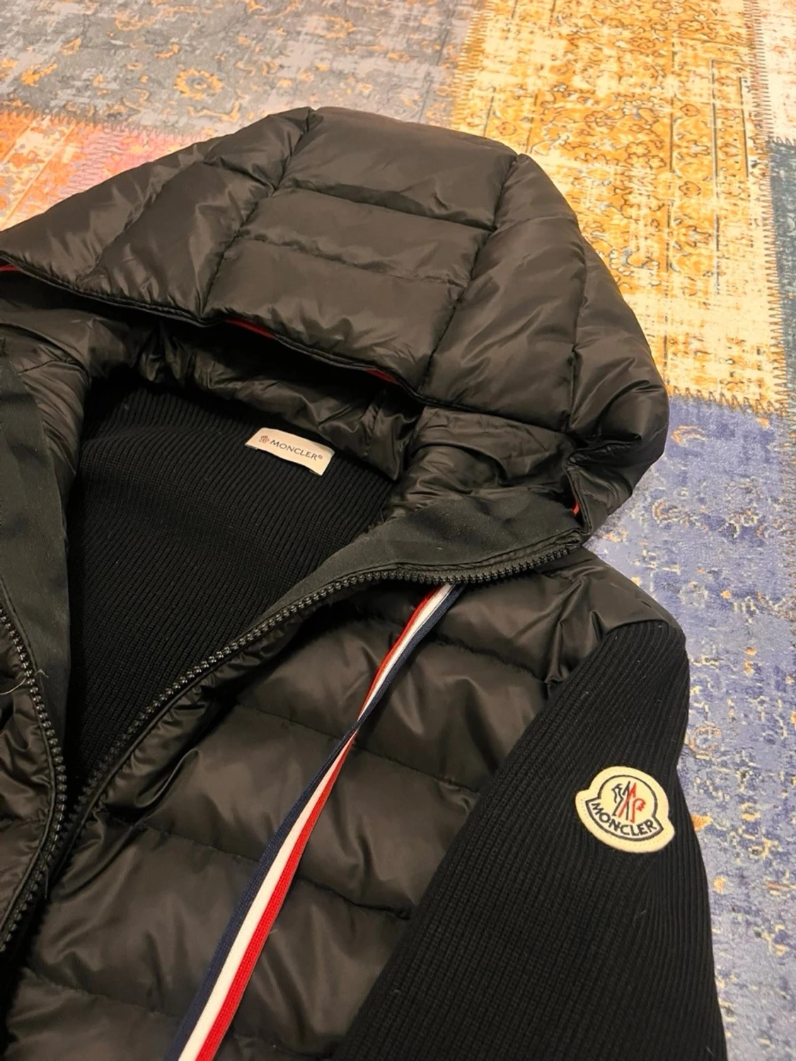 Svart dunväst från Moncler med huva - 1