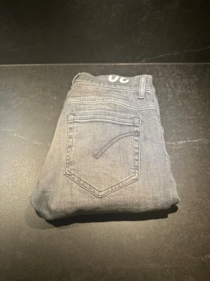 Grå skinny jeans från Dondup - Hejsan! Jag säljer nu dessa riktigt feta jeans ifrån Dondup i storlek w30! Dem är i väldigt bra skick och är köpte från ni i Göteborg för 1 månad sen! Hör av er om ni har frågor!