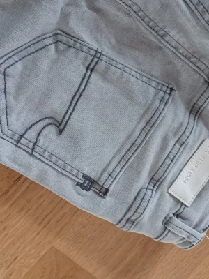 Ljusgrå bootcut jeans - Snygga ljusgrå jeans från Blue Ridge med relativt låg midja och en snygg detalj på bakfickorna✨️