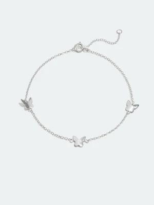 Silverfärgad fjärilsarmband - Snyggt och tunt armband med små fjärilar i silverfärg. Kedjan är finlänkad och har tre fjärilsberlocker som ger en söt och stilren look. Perfekt att kombinera med andra smycken för en personlig stil.