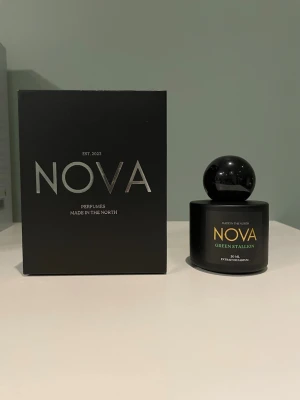 Nova Scents Green Stallion 50ml - Nova Scents Green Stallion är en fräsch parfym inspirerad av Parfums de Marly Greenley. Den har noter av bl.a grönt äpple, bergamott, cederträ och ekmossa. Den passar bra till sommaren men framförallt våren. Den är i mycket bra skick och nästan helt full, endast provad med några få sprays. Kan även ta emot byten.