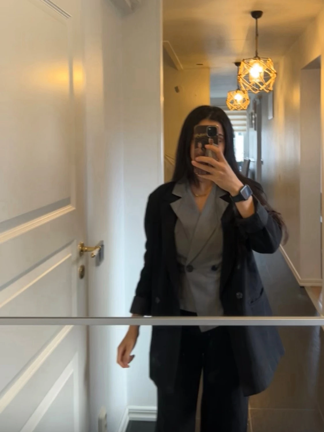 Grå omlottväst med knappar