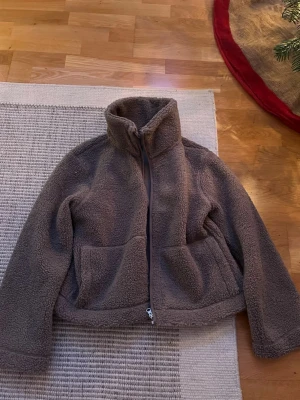 Brun teddyjacka från 157, storlek S - Mysig beige/brun teddyjacka från lager 157. Använd 2gånger så har helt som ny! 