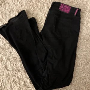 Svarta Cheep monday jeans  - Säljer ett par svarta jeans från Cheap Monday, de har lite slitning där nere vid hälen! Använda typ två gånger så i väldigt bra skick 