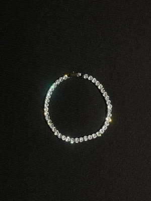 S925 Silverpläterat Tennisarmband med Zirconia – 4MM - Elegant tennisarmband i S925 silverplätering med glittrande zirconia-stenar. Justerbar längd 16–23 cm och 4MM bredd. Perfekt för kvinnor som vill ha ett tidlöst smycke för vardag, fest, bröllop eller förlovning.