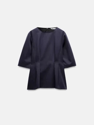 Mörkblå peplumtopp -Zara - Snygg mörkblå peplumtopp från Zara med rund halsringning och trekvartsärm. Blusen har en stilren, något utsvängd form och dragkedja bak. Perfekt att styla med jeans eller kjol för en clean look.