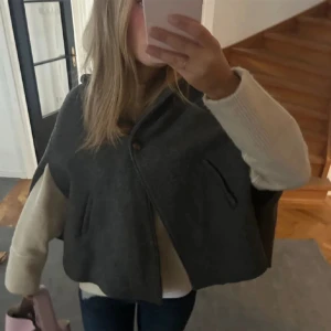 Zara poncho  - Säljer en poncho som den på bilden i stolek xs knappt använd o jättefin men kommer ej till användning😘😘✌️✌️💕💕💕❤️‍🔥❤️‍🔥❤️‍🔥❤️‍🔥
