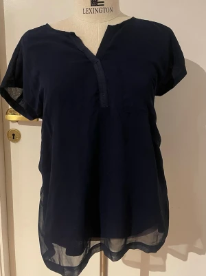 mörkblå blus - En fin mörkblå blus med två lager. 