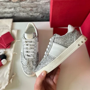 Valentino Flycrew skor - Nytt skick, alla nitar är kvar och knappt ett enda tecken på användning. Nypris ca 8000kr. Storlek 36 . Skolåda och skopåse medföljer. Självklart äkta - kolla bara recensionerna! Skriv för mer information🤝