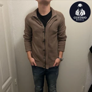 Park Lane cardigan - Tja. Säljer denna stickade park lane cardigan som är extremt snygg och i mycket fint skick. Storlek M. Tveka inte på att ställa frågor! 🙌