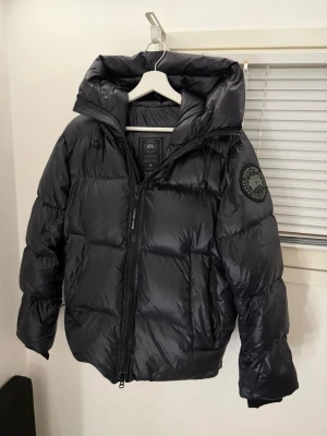 Canada Goose crofton black logo - Bought on Vinted with item verification and we can prove that its real :) Please send us a DM! Size is M, color black/ very dark navy blue