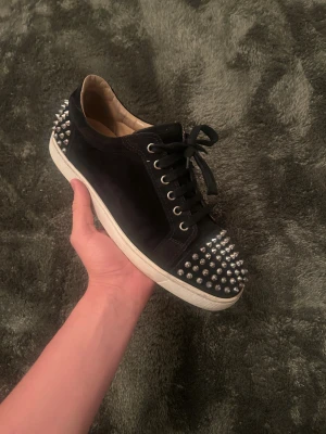 Christan Louboutin sneakers  - Sjukt snygga och unika loubs i okej skick. Nitar är något slitna och lite heeldrag annars i okej skick. Allt og finns. Kvitto finns! Självklart äkta! 