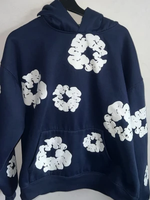 Denim tears marinblå hoodie - Har använt den 3 gånger.  Bra skick. Storlek M