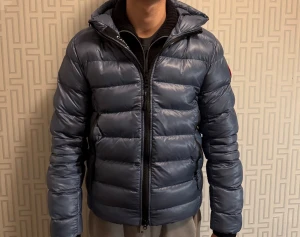 Canada Goose Crofton Hoody - OBS LÄS HELA BESKRIVNINGEN: En otrolig fin jacka som jag tyvärr har tvättat fel, jackan har någon konstig lukt när den kommer i kontakt med fukt alltså utemiljö. ( luktar typ blöthund). Därav det extremt låga priset för jackans skick allmänt. Inga andra synliga tecken på användning. Om du tänker att du kan lösa luktproblemet så är jackan din. Mvh