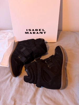 Svarta sneakers Isabel Marant - Säljer ett par svarta sneakers från Isabel Marant med cool design och högt skaft. Låda tillkommer.