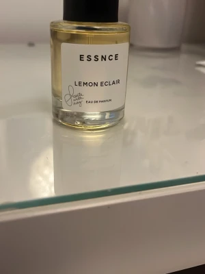 ESSNCE Lemon Eclair parfym - Lemon Eclair från ESSNCE. Tyvärr så kommer den inte till användning. Har använt den 2 gånger🌸