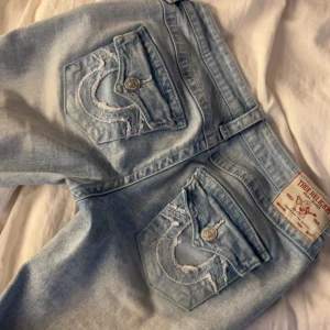 True Religion Joey ljusblå flare jeans - Säljer ett par ljusblå jeans från True Religion, modell Joey Low Rise Flare. Älskar dessa byxor men tyvärr för stora för mig. Inga större tecken på användning förutom slitage längst ner vid fötterna❣️❣️