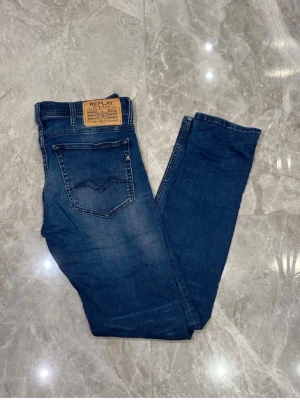 Replay Jeans W31 - Tjena, säljer dessa snygga Replay jeans för 319kr! Storleken är i W31 och L32! Passar som en slim fit! Modellen syns i sista bilden! Vid funderingar och frågor är det bara att höra av sig! 