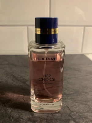 Her choice La rive parfym - Säljer en Her choice parfym från La Rive. Det är cirka 90ml kvar. Luktar väldigt likt My way parfymen. Doften har noter av Jasmin, bergamott, vanilj, orange blossom, vit mysk, cederträ. Använder inte denna längre så därför vill jag sälja den🩷