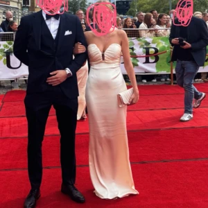 Champagnefärgad långklänning - Säljer nu min gamla balklänning då den inte längre kommer komma till användning🥰den är från märket Lexi och helt slutsåld i denna färg, då det är ett Australienkt märke tillkom en tull på 1 200kr därav sätter jag priset på 2 800kr. Ny pris på klänningen är 2500kr 🥰 jag brukar bära storlek xs- s och är 165cm lång och den satt perfekt på mig. 