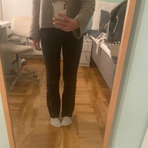 Svarta bootcut jeans från gina young  - Svarta jeans från gina med fick detaljer, jätte bra skick. Pris kan diskuteras 💕storlek 152