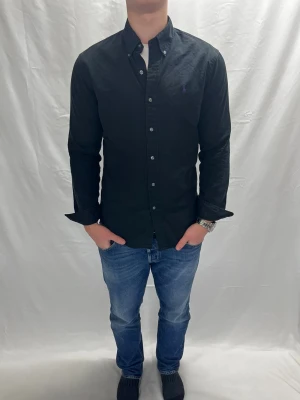 Ralph Lauren skjorta svart - Skick 8/10 syns på bild / Storlek M slim fit / Modellen är 183 cm / Bara att höra av sig vid frågor eller intresse!