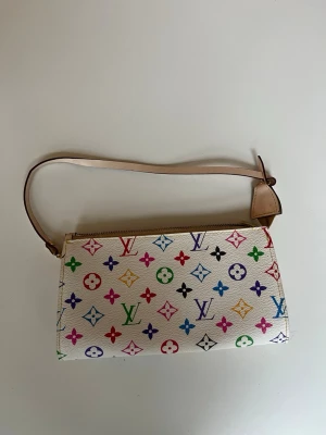 Y2K väska   - Säljer en Y2K inspirerad väska köpt second hand. Fint skick! 