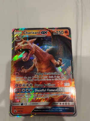 Charizard - Bilden visar ett Charizard GX Pokémon kort och den är hel och inte trasigt någonstans. 20x14,5 cm