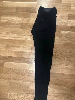 Svarta  jeans från Armani - Svarta mid-rise från Armani.