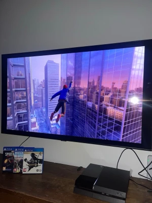 Perfekt julklapp! Playstation 4 som tillkommer med 4 spel och kontroll. - Säljer en PS4 i extremet bra skick, samt en färgad kontroll och 4 spel medföljer. Har inte använts mycket alls och säljs då jag inte har tid att spela längre.   Innehåller:  Playstation 4 konsol i extremt bra skick.  Kontroll (färgad, se sista bild)  Spiderman - Miles Morales (2020) Ghost of Tsushima (2021) Watch dogs (2016) Call of duty - Modern Warfare (2019) har vid tillfället inte boxen utan bara skivan.   Alla spel är i diskform.   Totala värdet för allt: 2500 kr Skriv bara vid frågor! 