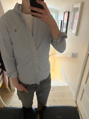 Ralph lauren skjorta  - Randig ljusblå skjorta från Ralph lauren, storlek S och sitter lite liten på mig som är 180, skriv vid frågor!