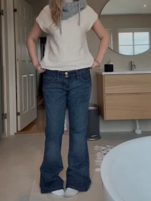 Baggy jeans! - Så snygga baggy jeans till långa tjejer! Jag är 172 och dem är allt för långa på mig! Mått finns med på bilderna! Kontakta vid frågor!😆innerbennslängden är 89cm man kan it se de på bilden såg jag nu👍🏻