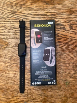 Sekonda 2409 Smart Watch - Sekonda 2409 smartklocka med fitness- och hälsospårning, meddelandeaviseringar, musikstyrning och personlig urtavla. Vattentålig (IP68), upp till 10 dagars batteritid. Gott skick, endast testad. Perfekt julklapp!🎉