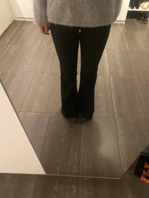 Svarta bootcut jeans - Säljer ett par populära utsålda svarta jeans från weekday i modellen flare low, storlek 25/32. Endast använda 2 gånger. Jag är ca 170cm. Skriv om ni har några frågor! Pris kan diskuteras 😊💕har lagt ut de på Vinted också, så skriv gärna innan ni tänker köpa!