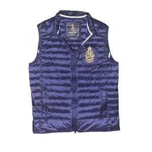 Morris väst  - Snygg marinblå dunväst från Morris med guldfärgat broderat emblem på bröstet. Västen har horisontella quiltade ränder, ståkrage och dragkedja framtill. Perfekt för lager-på-lager och har en sportig, klassisk look. 15