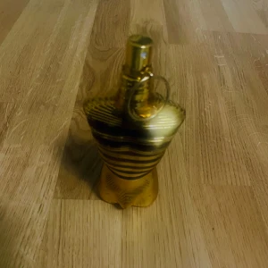 Jean Paul Gaultier Le Male Elixir - Snygg och trendig parfym från Jean Paul Gaultier, Le Male Elixir. Flaskan har en unik design och kommer i originalförpackning. Perfekt för dig som vill sticka ut och addera lite lyx till din stil.
