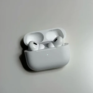 Trådlösa hörlurar helt ny - med iPhone sladd - Wireless hörlurar med laddningsetui. Trådlösa hörlurar med aktiv brusreducering och silikonproppar för bästa passform. Fungerar utmärkt, mindre repor och normalt slitage på etuiet men i gott skick. Perfekt för musik, samtal och träning.