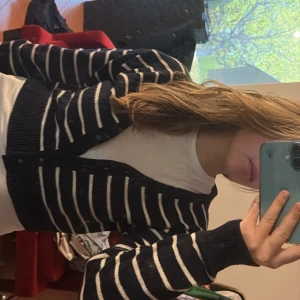 Marinblå randig kofta ZARA - Såå skön marinblå randig ZARA kofta!!!  Jag har inte använt på något år🪷🤷🏼‍♀️ Passar även S då den är lite kortare.